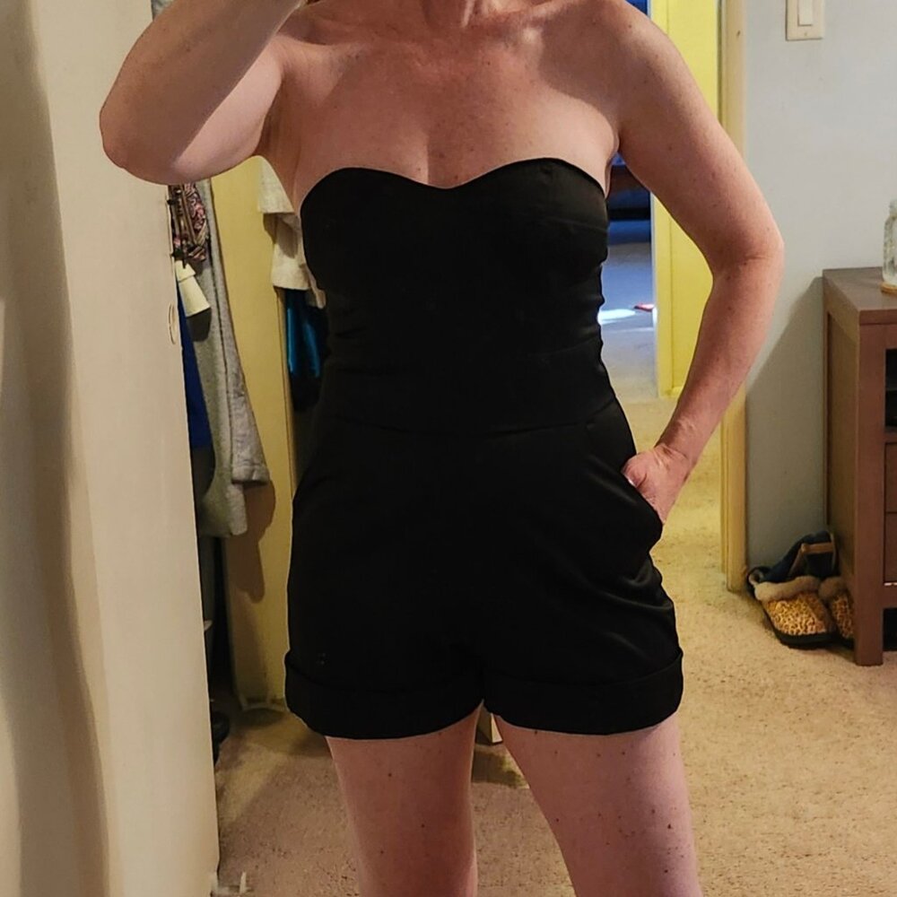 GORGEOUS, FUN, AND SEXY BLACK STRAPLESS SHORTS ROMPER!